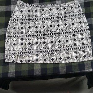 Obsession Black‎ & White Abstract Print fited skirt